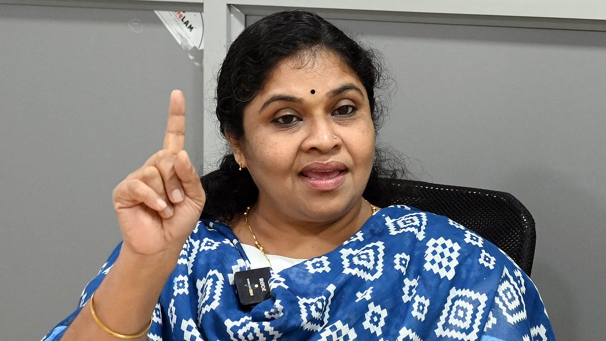 മുകേഷ് ഉത്തരവാദപ്പെട്ട എല്ലാ സ്ഥാനങ്ങളും ഒഴിഞ്ഞ് അന്വേഷണം നേരിടണം:  നടി ഗായത്രി വര്‍ഷ